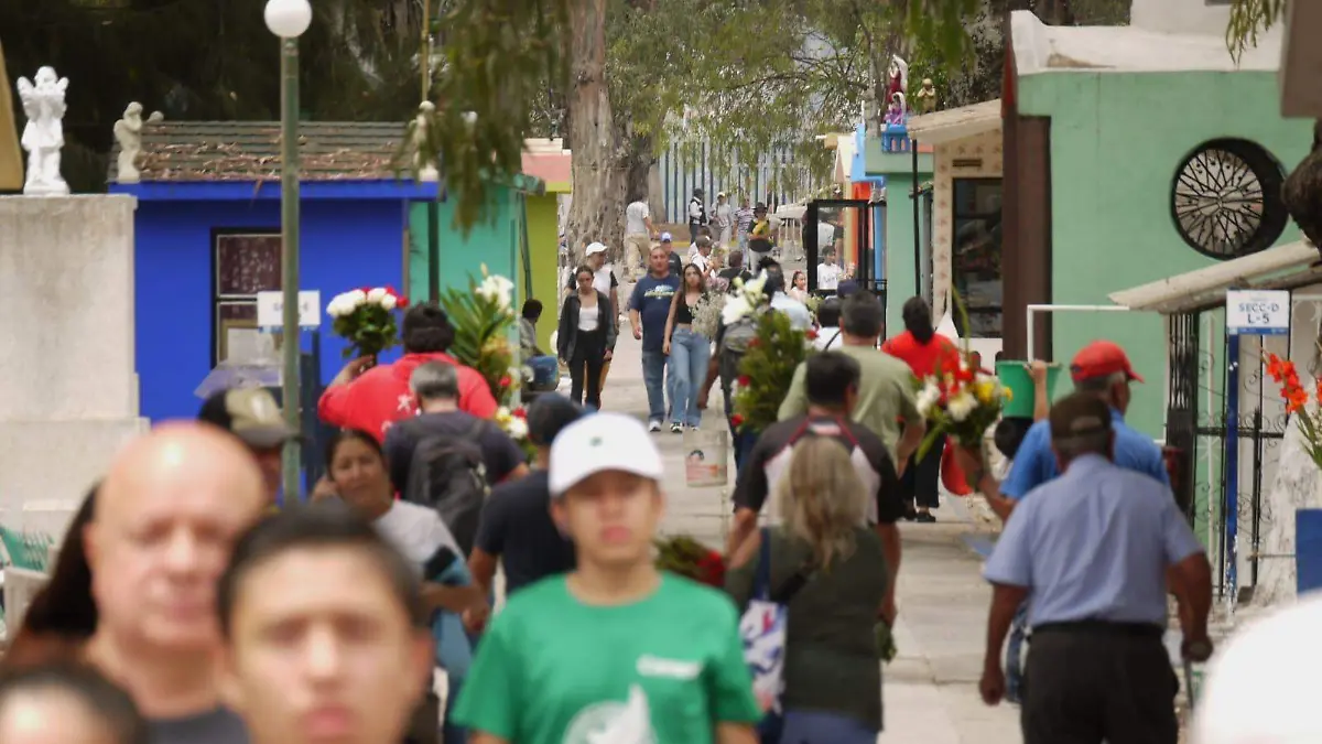 visitantes en el panteón